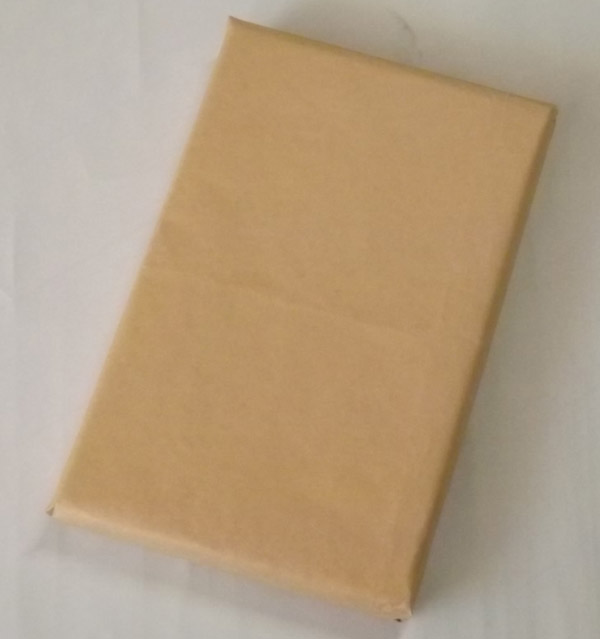 echino大判クロスとオーガニックコットンチーフ2点セットのお届け時用に茶袋に梱包された画像