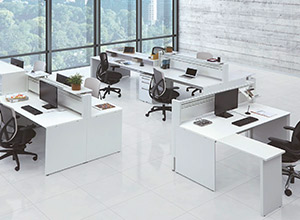 イナバのデスクとチェアを全体に設置したオフィス